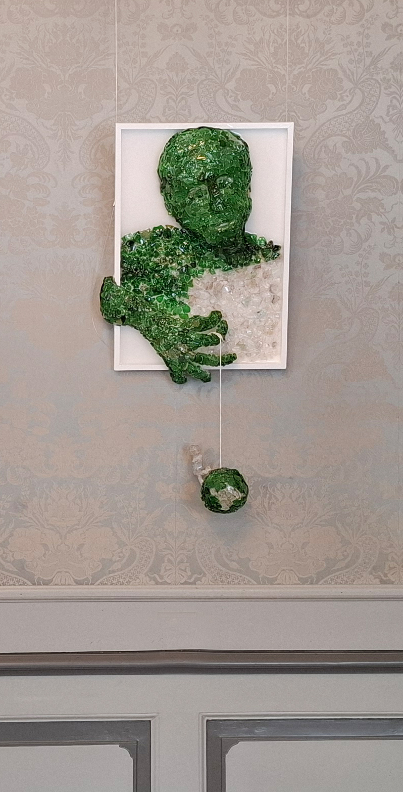 Kopf I – Skulptur aus gefundenen Glasscherben